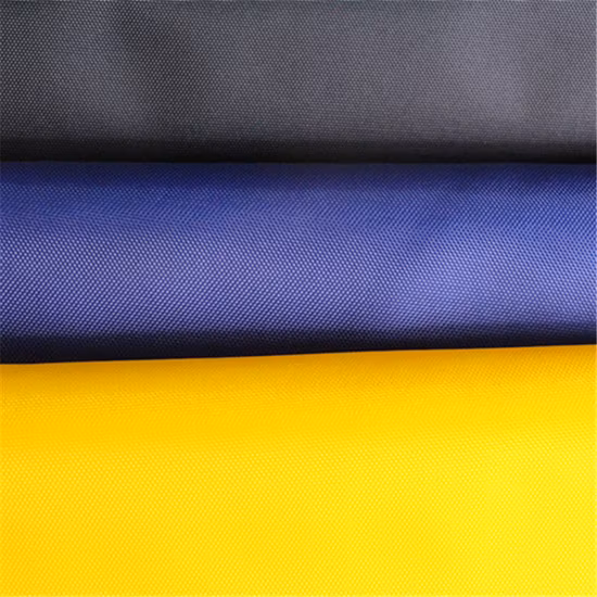 На складе дешевое и тонкое полиуретановое покрытие, 100% окрашенная в пряже полиэфирная ткань для ткани для уличных столов и ткани для пляжных палаток